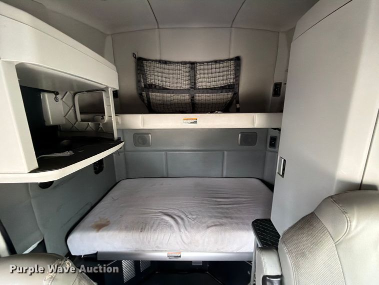 image for item YA1630 2019 Kenworth T680 semi truck