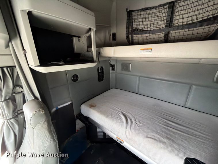 image for item YA1630 2019 Kenworth T680 semi truck