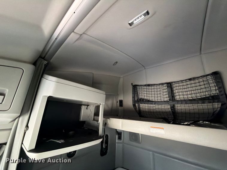 image for item YA1630 2019 Kenworth T680 semi truck