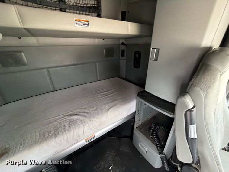 image for item YA1630 2019 Kenworth T680 semi truck