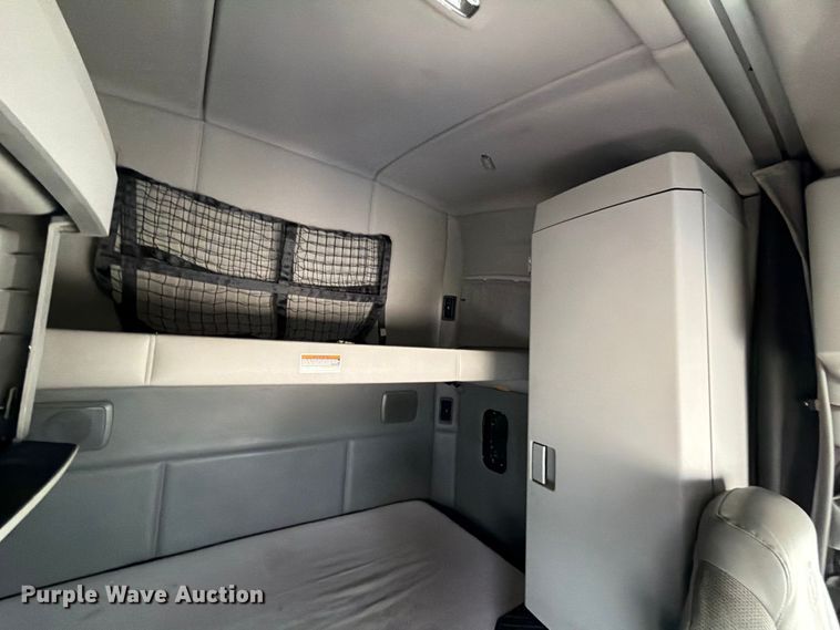 image for item YA1630 2019 Kenworth T680 semi truck