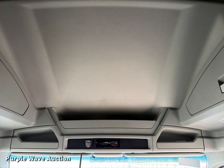 image for item YA1630 2019 Kenworth T680 semi truck