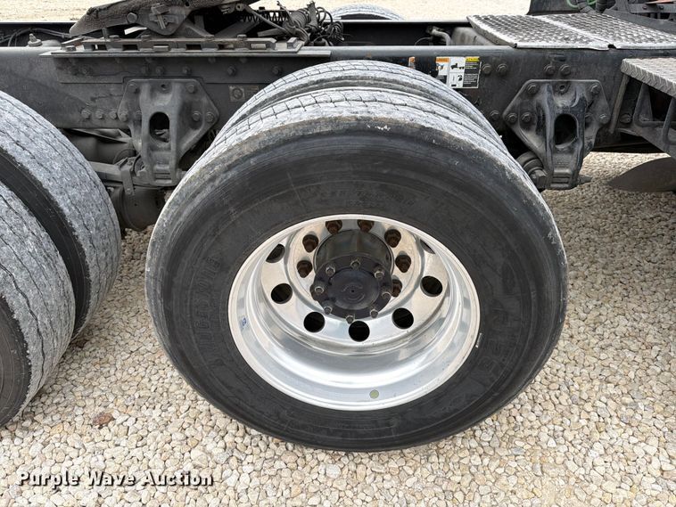 image for item YA1630 2019 Kenworth T680 semi truck