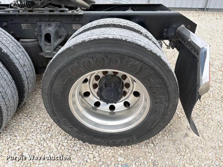 image for item YA1630 2019 Kenworth T680 semi truck