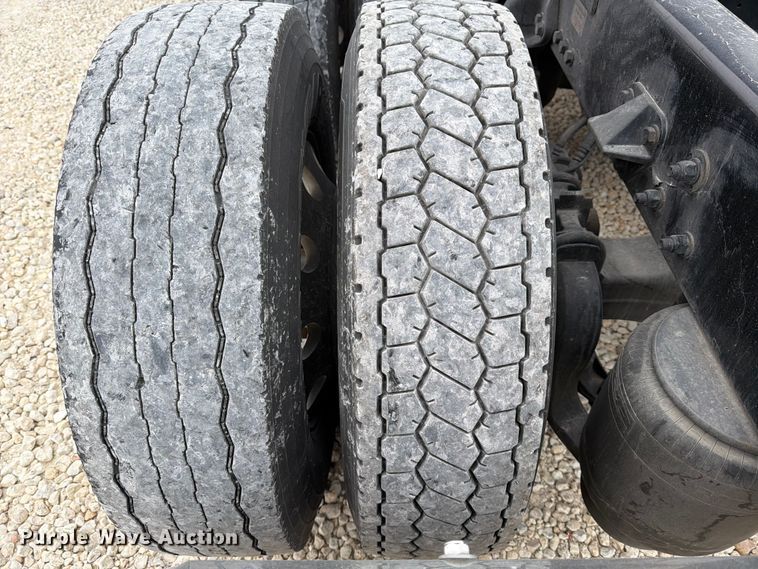 image for item YA1630 2019 Kenworth T680 semi truck