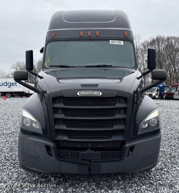 image for item YA1690 2020 Freightliner Cascadia 126 semi truck