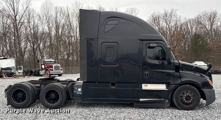image for item YA1690 2020 Freightliner Cascadia 126 semi truck