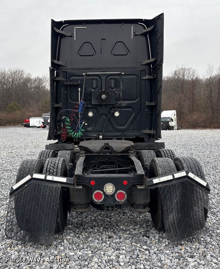 image for item YA1690 2020 Freightliner Cascadia 126 semi truck