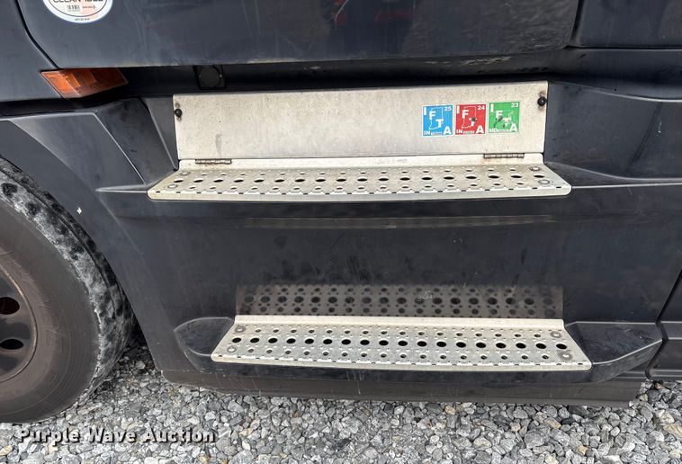 image for item YA1690 2020 Freightliner Cascadia 126 semi truck