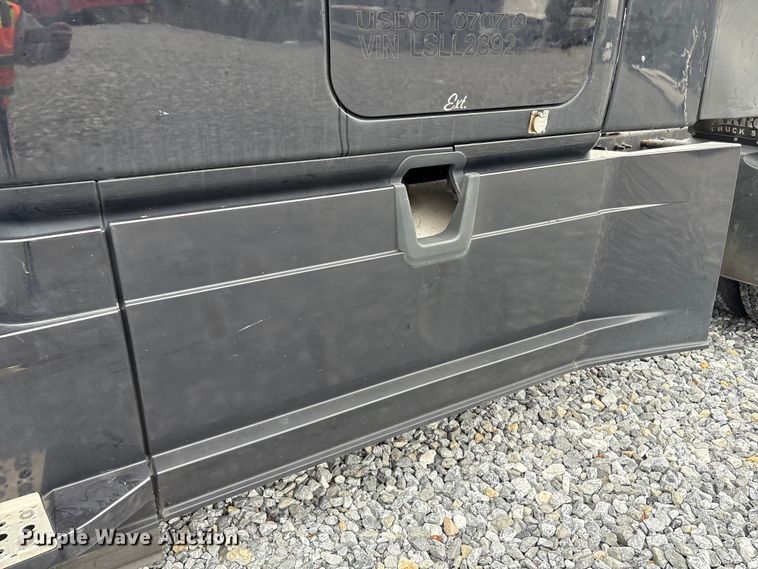 image for item YA1690 2020 Freightliner Cascadia 126 semi truck