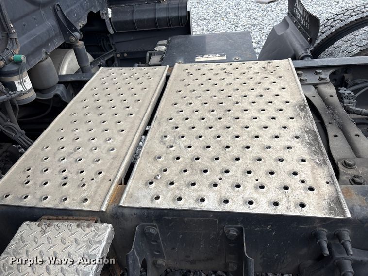 image for item YA1690 2020 Freightliner Cascadia 126 semi truck