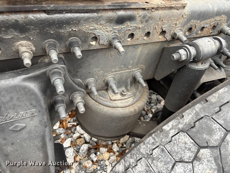 image for item YA1690 2020 Freightliner Cascadia 126 semi truck