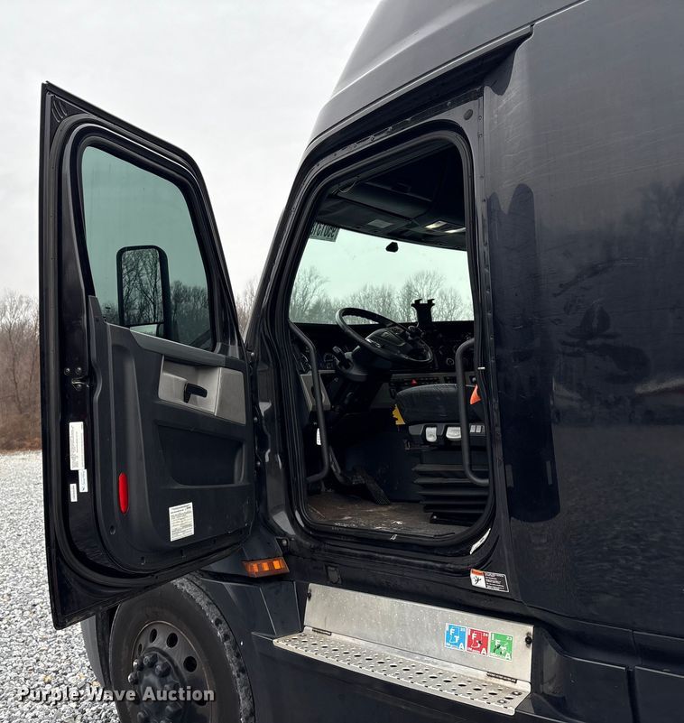 image for item YA1690 2020 Freightliner Cascadia 126 semi truck