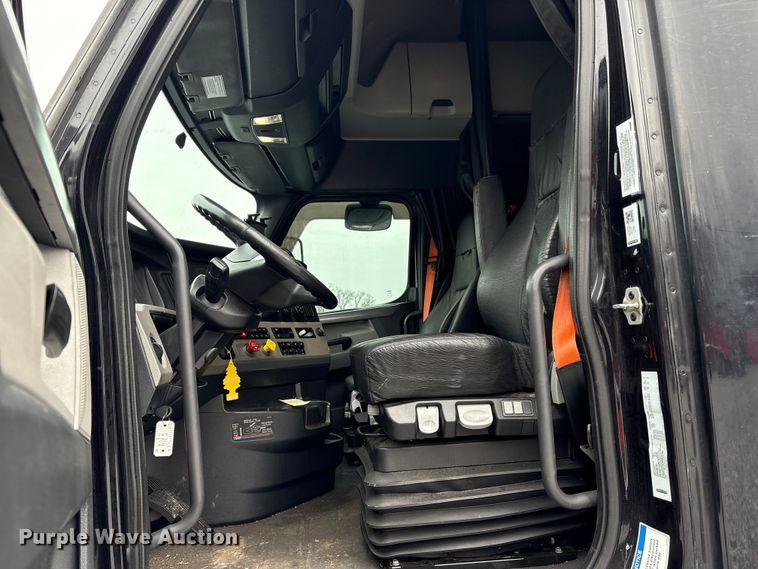 image for item YA1690 2020 Freightliner Cascadia 126 semi truck