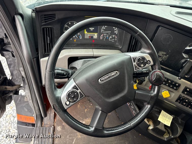 image for item YA1690 2020 Freightliner Cascadia 126 semi truck