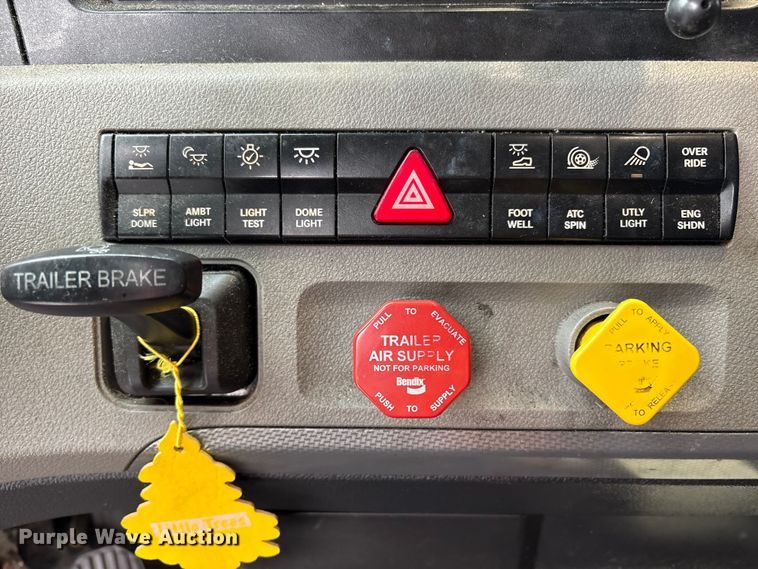 image for item YA1690 2020 Freightliner Cascadia 126 semi truck