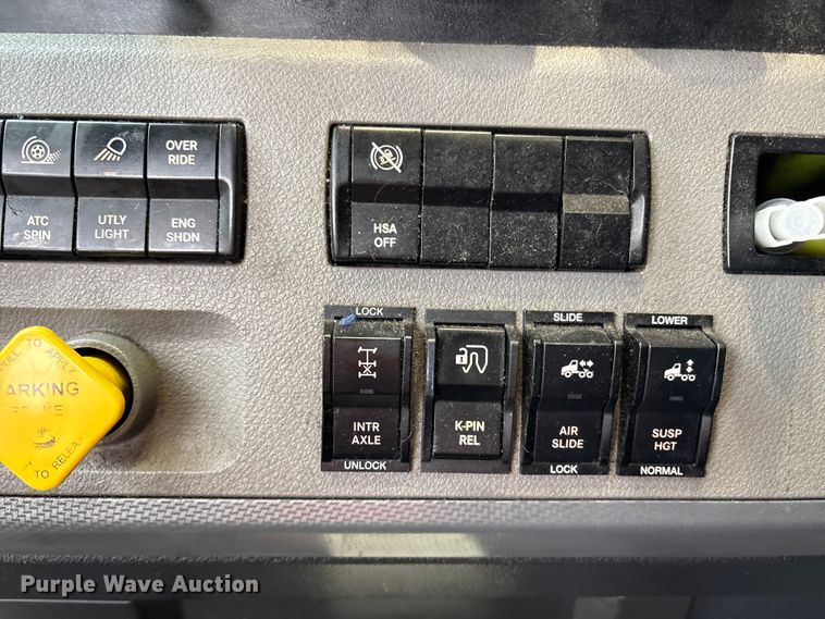 image for item YA1690 2020 Freightliner Cascadia 126 semi truck