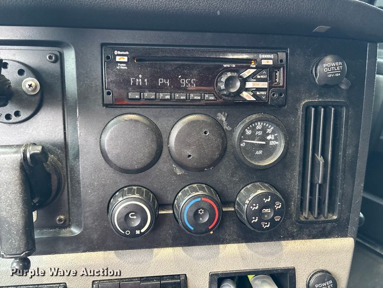 image for item YA1690 2020 Freightliner Cascadia 126 semi truck