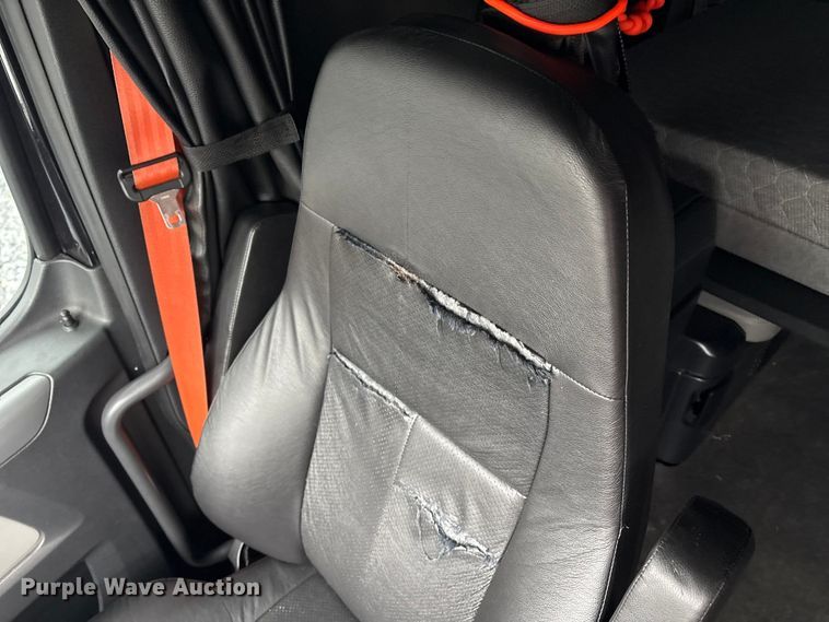 image for item YA1690 2020 Freightliner Cascadia 126 semi truck