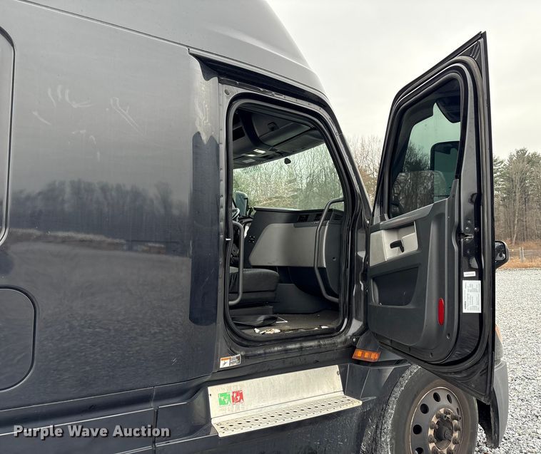 image for item YA1690 2020 Freightliner Cascadia 126 semi truck