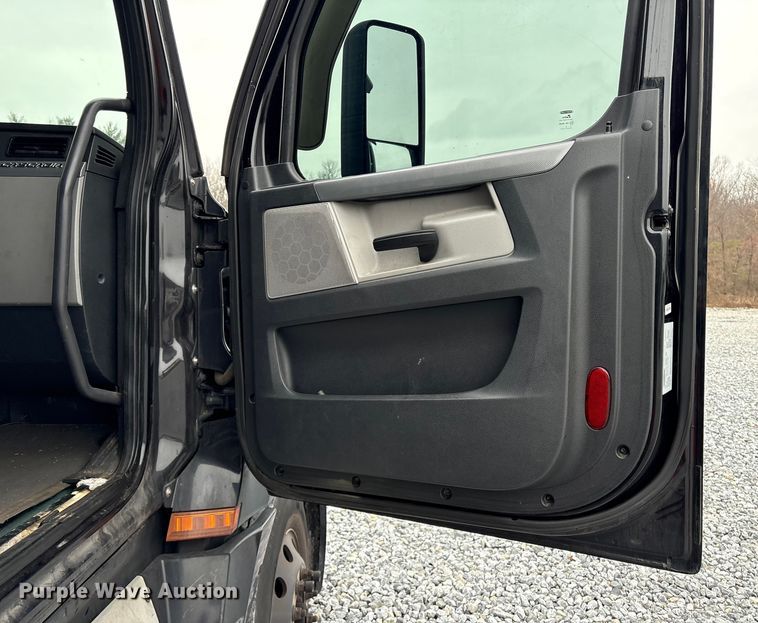 image for item YA1690 2020 Freightliner Cascadia 126 semi truck