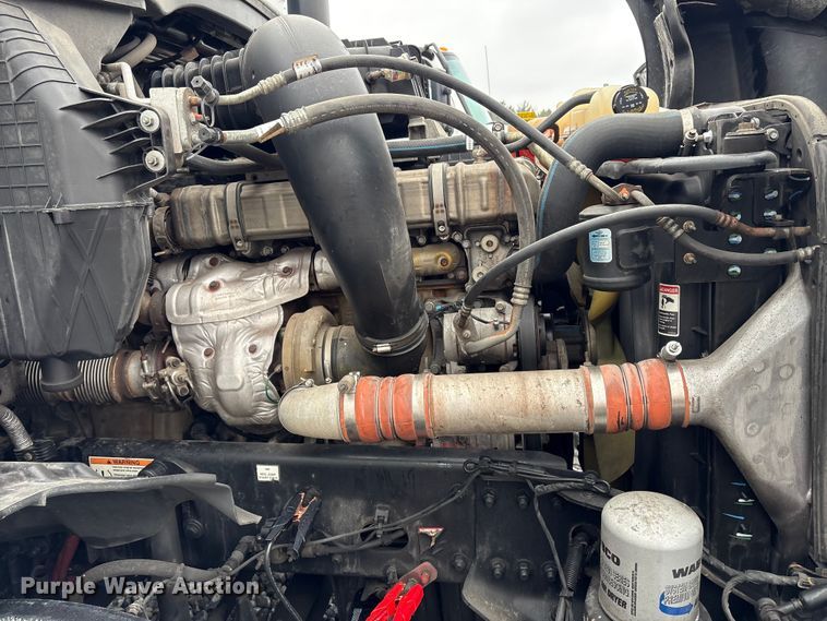 image for item YA1690 2020 Freightliner Cascadia 126 semi truck