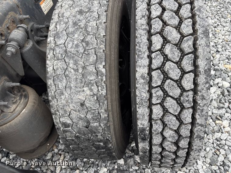 image for item YA1690 2020 Freightliner Cascadia 126 semi truck