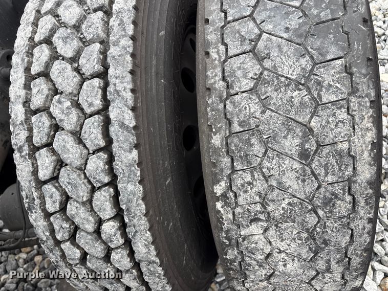 image for item YA1690 2020 Freightliner Cascadia 126 semi truck