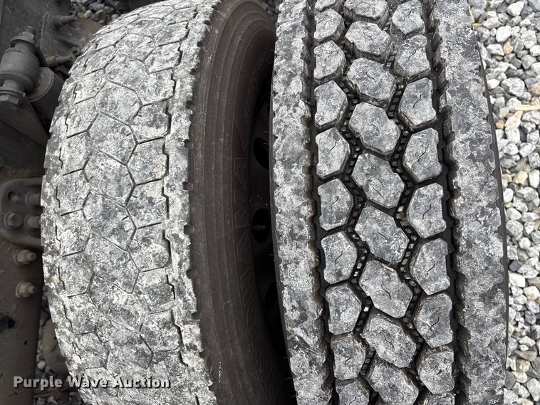 image for item YA1690 2020 Freightliner Cascadia 126 semi truck