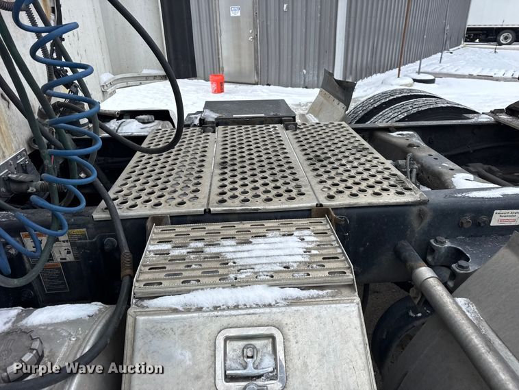 image for item YA1692 2016 Kenworth T660 semi truck