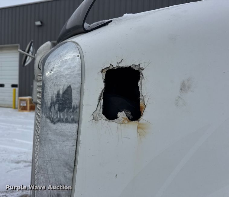 image for item YA1692 2016 Kenworth T660 semi truck