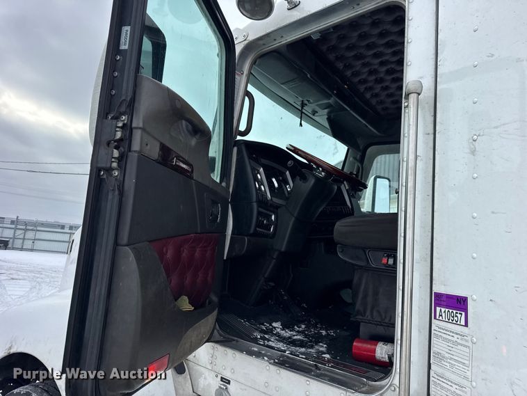 image for item YA1692 2016 Kenworth T660 semi truck