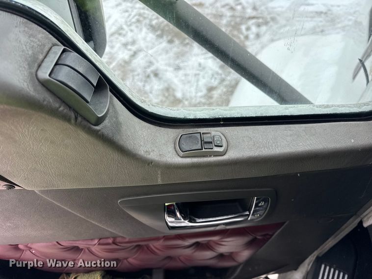 image for item YA1692 2016 Kenworth T660 semi truck