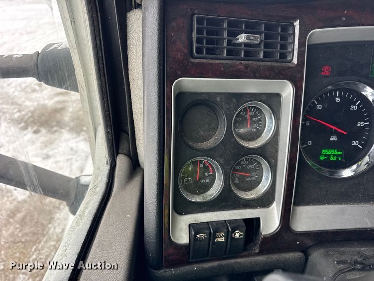 image for item YA1692 2016 Kenworth T660 semi truck