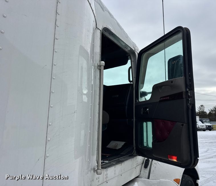 image for item YA1692 2016 Kenworth T660 semi truck