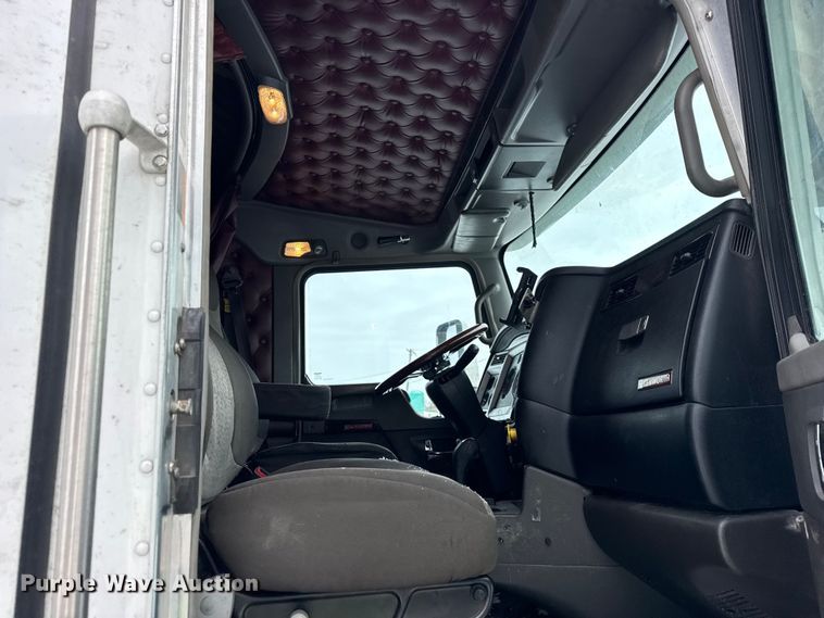 image for item YA1692 2016 Kenworth T660 semi truck