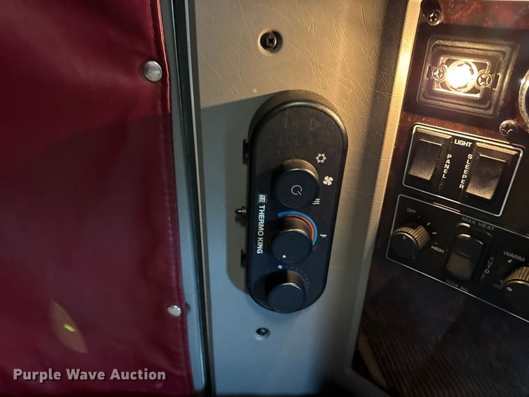 image for item YA1692 2016 Kenworth T660 semi truck