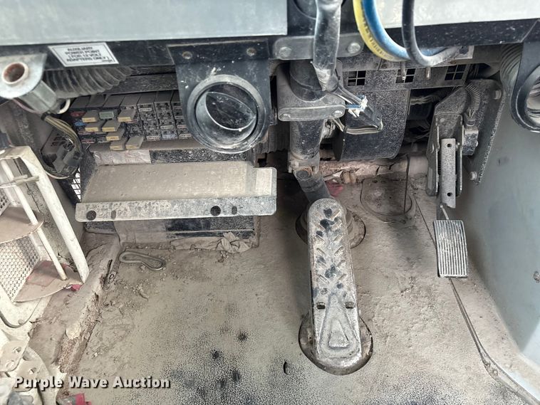 image for item YA1703 2006 Kalmar CYT 30 yard truck