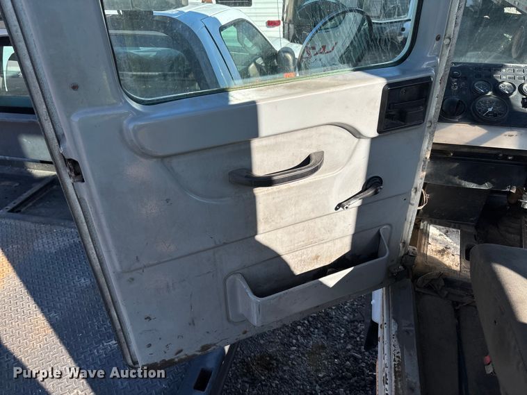 image for item YA1705 2005 Kalmar CYT 30 yard truck