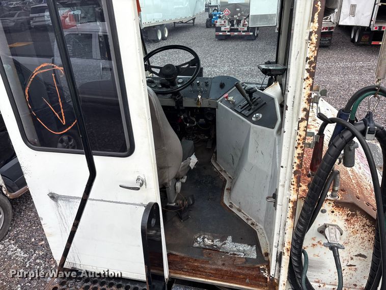 image for item YA1706 2010 Kalmar Ottawa  yard truck