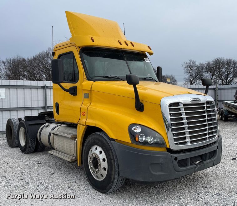 image for item YA1749 2016 Freightliner Cascadia 125 semi truck