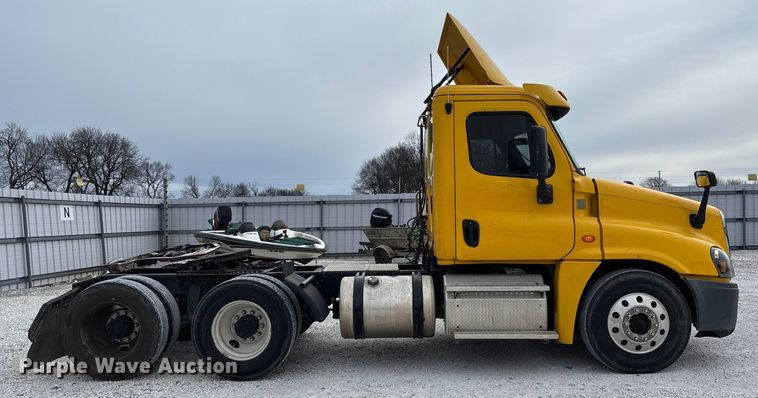 image for item YA1749 2016 Freightliner Cascadia 125 semi truck