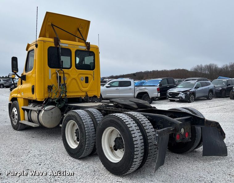 image for item YA1749 2016 Freightliner Cascadia 125 semi truck