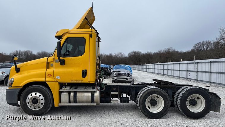 image for item YA1749 2016 Freightliner Cascadia 125 semi truck