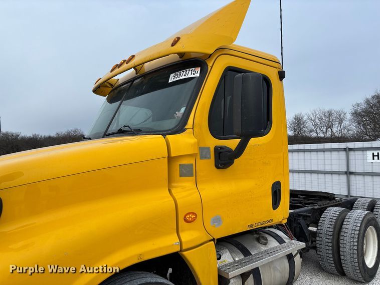 image for item YA1749 2016 Freightliner Cascadia 125 semi truck