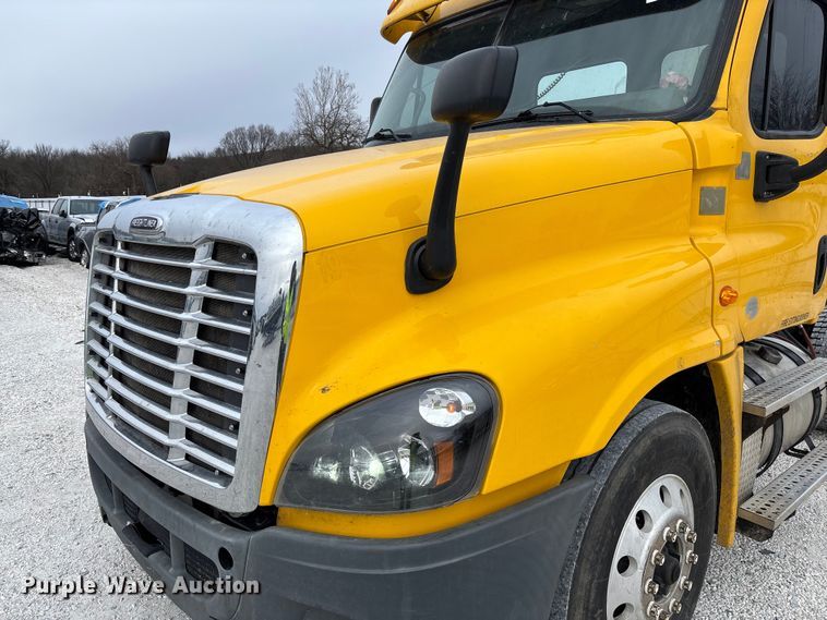 image for item YA1749 2016 Freightliner Cascadia 125 semi truck