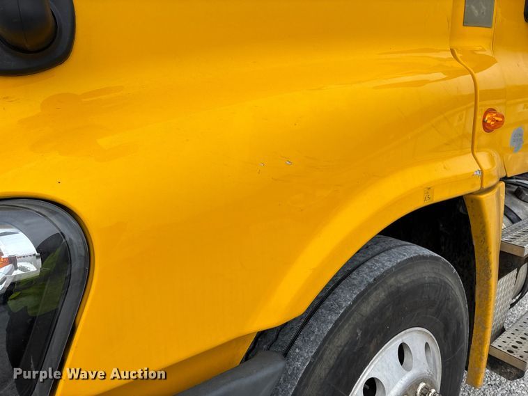 image for item YA1749 2016 Freightliner Cascadia 125 semi truck