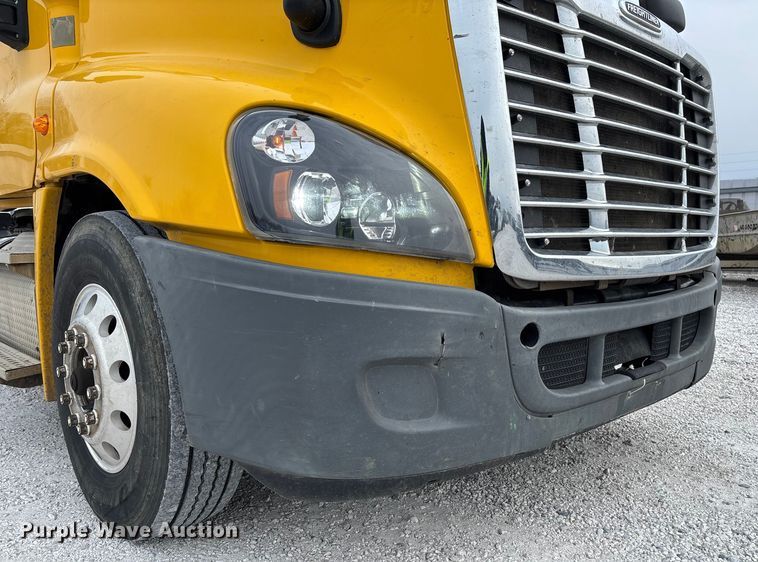 image for item YA1749 2016 Freightliner Cascadia 125 semi truck