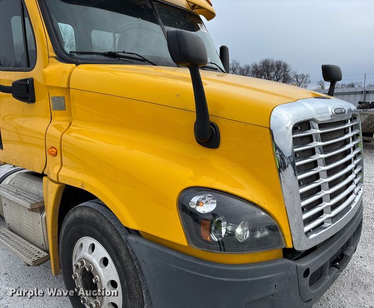 image for item YA1749 2016 Freightliner Cascadia 125 semi truck