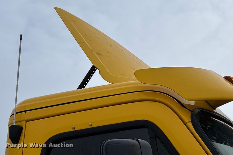 image for item YA1749 2016 Freightliner Cascadia 125 semi truck